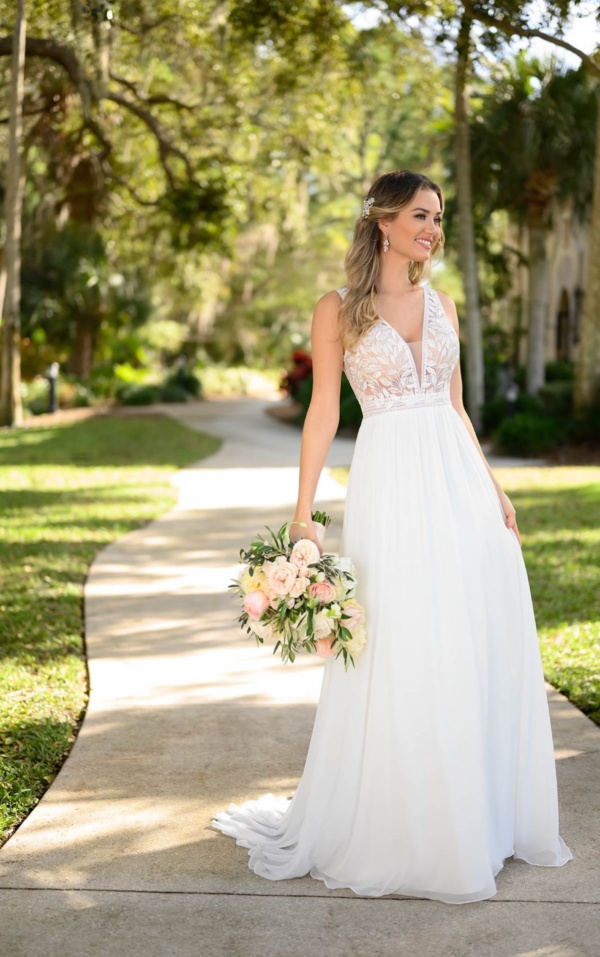 CLEAN BOHO-INSPIRED WEDDING GOWN