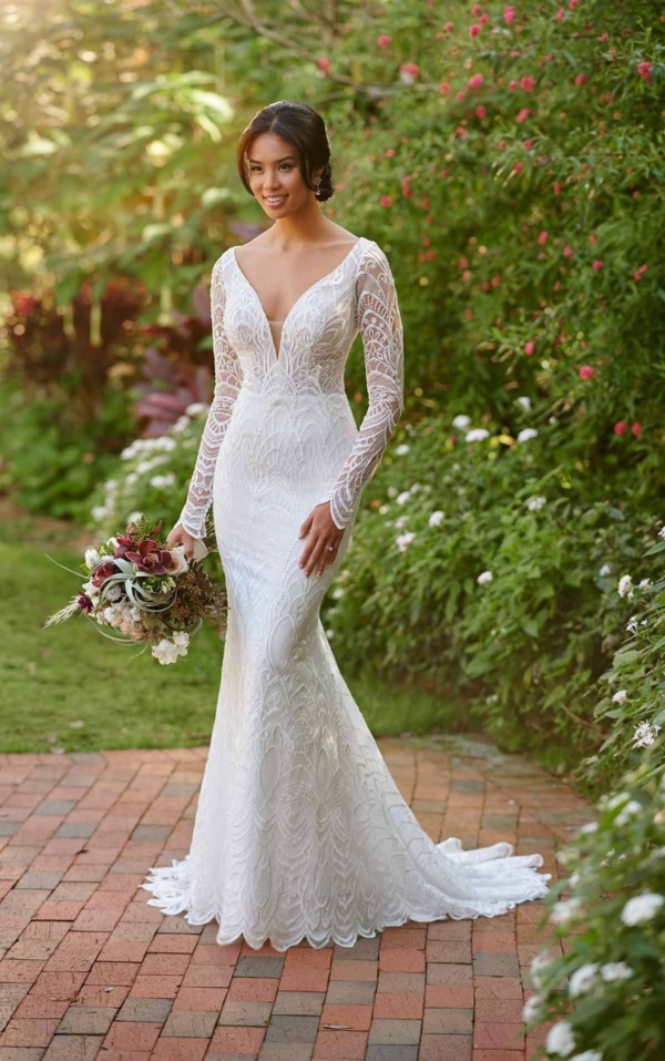 MIXED-PATTERN LACE WEDDING DRESS WITH BEADING