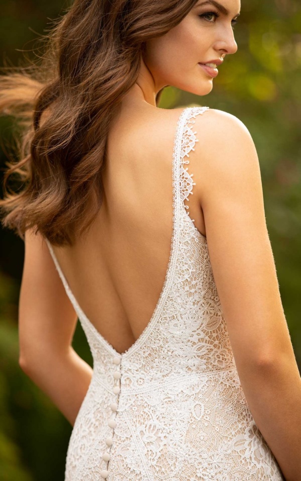 CLASSIC LACE WEDDING DRESS WITH SCALLOP DETAIL