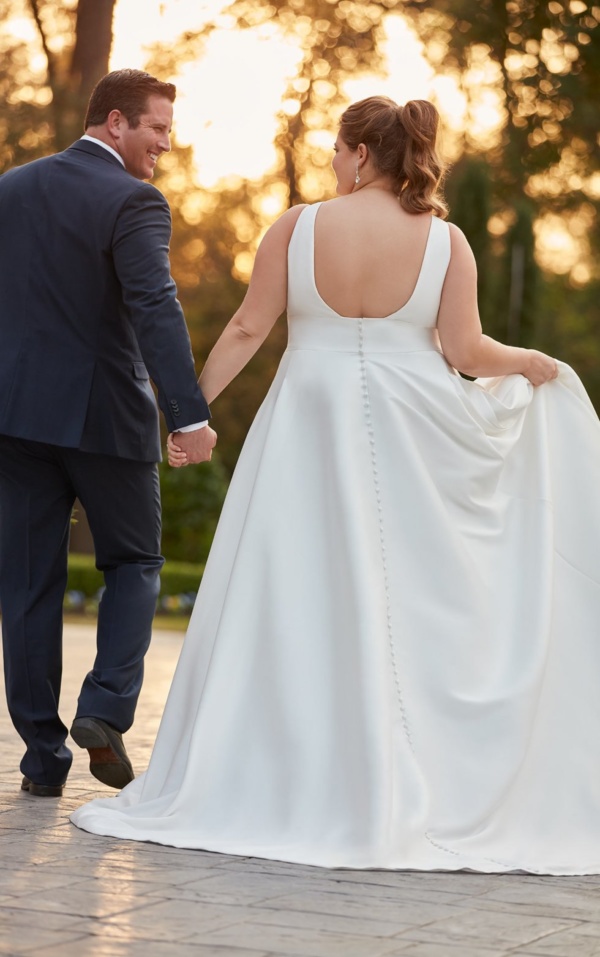 ROYAL-INSPIRED SIMPLE PLUS-SIZE WEDDING DRESS