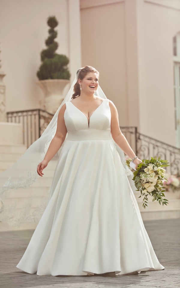 ROYAL-INSPIRED SIMPLE PLUS-SIZE WEDDING DRESS