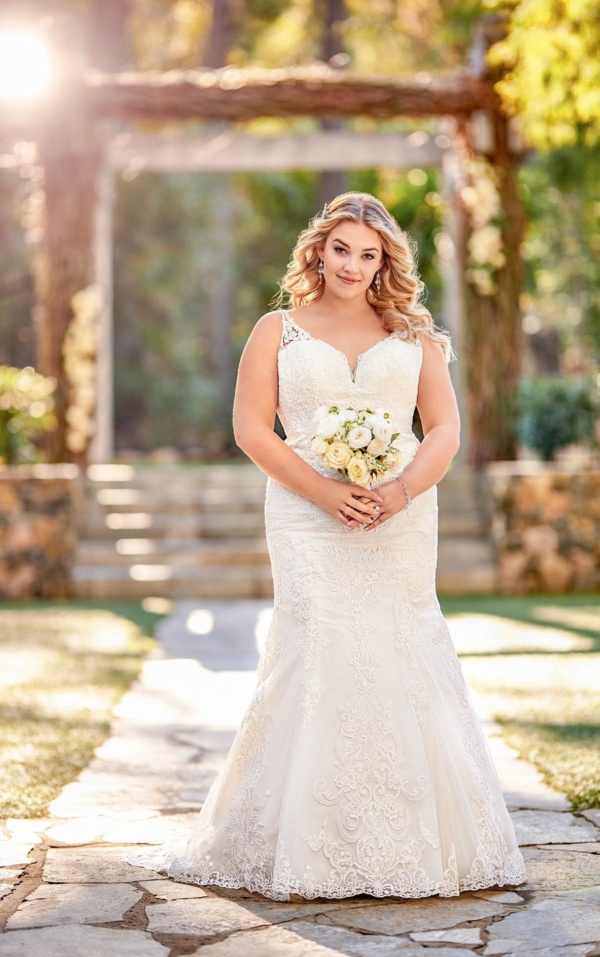 TRADITIONAL PLUS SIZE WEDDING DRESS WITH SHAPED TRAIN