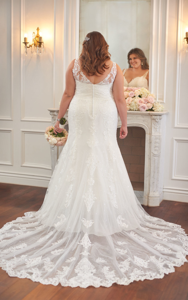PLUS SIZE WEDDING DRESS WITH FLARED SKIRT