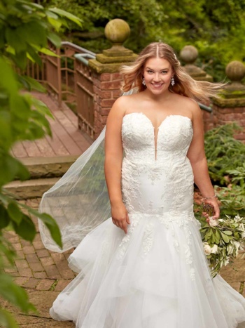FORM-FITTING PLUS SIZE FIT-AND-FLARE WEDDING DRESS