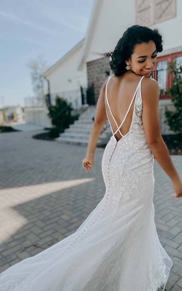 LACE FIT-AND-FLARE WEDDING DRESS WITH STATEMENT BACK