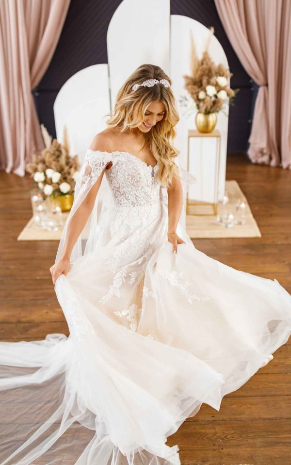 SWEETHEART OFF-THE-SHOULDER WEDDING DRESS WITH DETACHABLE TRAIN